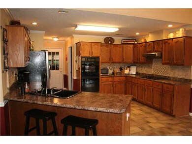 So many cabintes and so much countertop space!  Ne