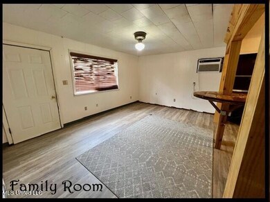 404 CR 204 - FAM RM - FRONT DOOR