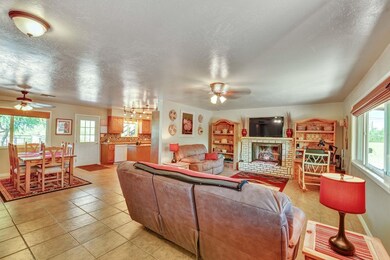 Great room w/fireplace