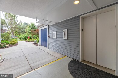 The Four Winds at Oakton unit 2-E5, Oakton, VA 22124 - photo 2