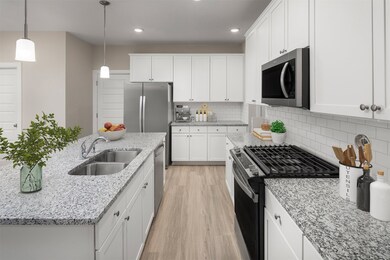 Kitchen with granite countertops, gas cooktop, und