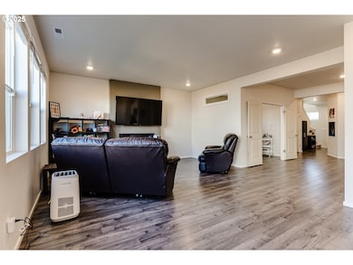 2932 V St, Springfield, OR 97477 - photo 7