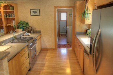 Kitchen & Breakfast Bar
