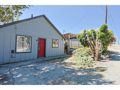 885 E 10th St, Coquille, OR 97423 - photo 4