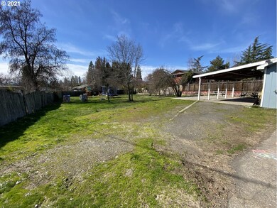 950 NE 11th St, Grants Pass, OR 97526 - photo 3