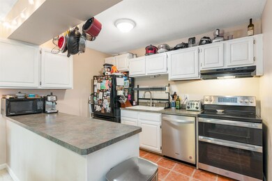 154 N Twin Oaks Terrace, South Burlington, VT 05403 - photo 2