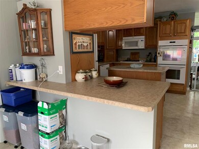 2615 W 70th St, Davenport, IA 52806 - photo 6