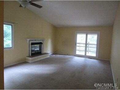 Living Rm w/Gas Log Fireplace