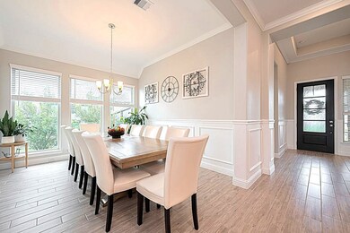 Formal dining with open access to the entertainers