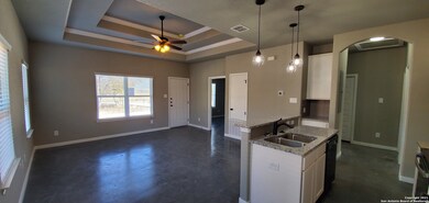 901 E Seideman St, Seguin, TX 78155 - photo 4