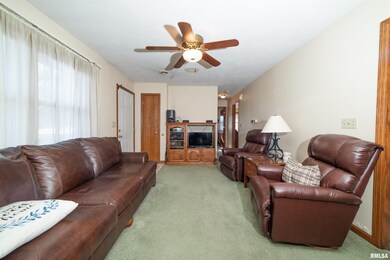 7202 Kelling St, Davenport, IA 52806 - photo 5
