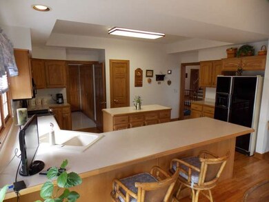 10 Cypress Ct, Lake In the Hills, IL 60156 - photo 4