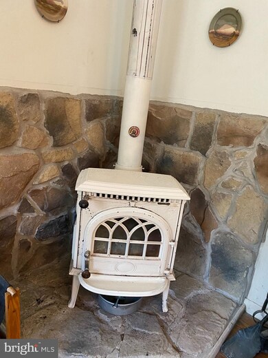 688 Amberwood Ln, Great Cacapon, WV 25422 - photo 7