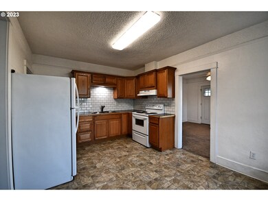1406 E 9th St, the Dalles, OR 97058 - photo 5