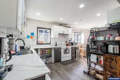 1060 15th St NE, Salem, OR 97301 - photo 2