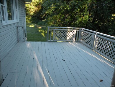 LARGE DECK WITH RIVER VIEWS