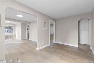 18404 Deering St, Livonia, MI 48152 - photo 5