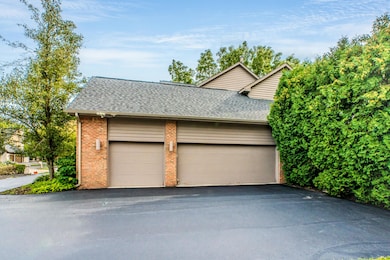 5780 Swan Lake Ct, West Bloomfield, MI 48322 - photo 4