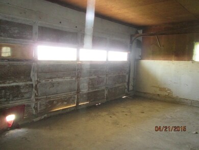 810 W Doggett St, Windfall, IN 46076 - photo 3