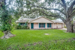 1521 Highland Dr, Alvin, TX 77511 - photo 2