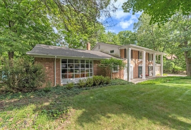 34150 Hunters Row, Farmington Hills, MI 48331 - photo 2