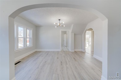 8373 Elmore Ave, Saint Louis, MO 63132 - photo 5