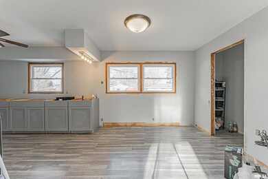 130 Bond St, Lincoln, IL 62656 - photo 5