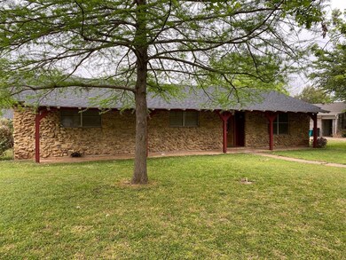 1014 Davis St, Cleburne, TX 76033 - photo 2