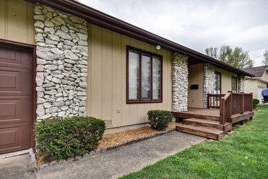 1046 S Peach Tree Ave-40