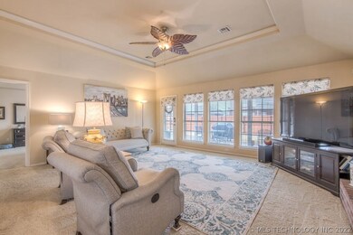Large Living Room with Decorative Ceiling