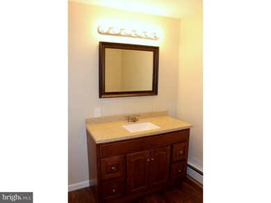 547 W Lawn Ave, Reading, PA 19609 - photo 7