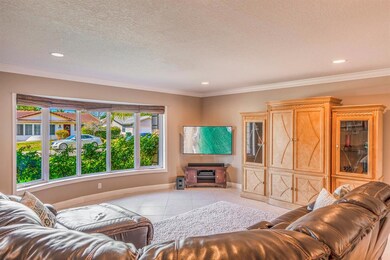 CURVED BAY WINDOW IN LIVING ROOM