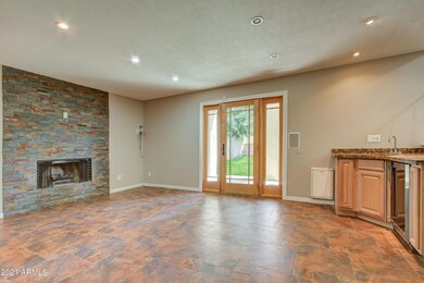 005_Family Room