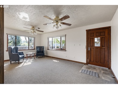 Living Room/Entrance