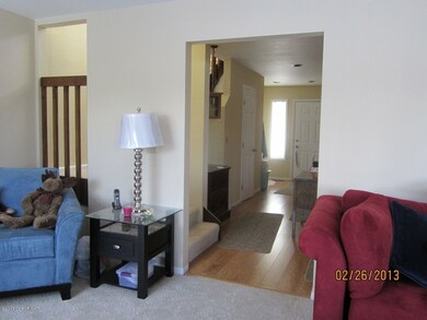 LIVINGROOM TO ENTRY HALL