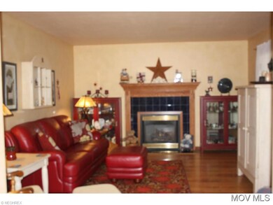LR w/ Gas Log Fireplace