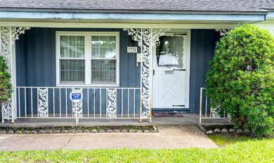 1726 Woodcrest Dr, Houston, TX 77018 - photo 2