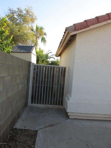 SIDE GATE