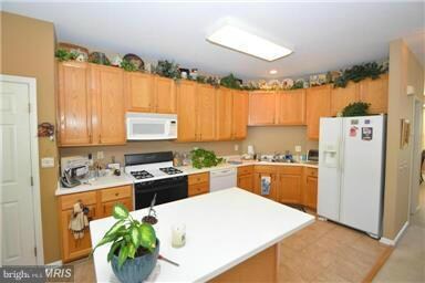 25547 Gwynneth Square, Chantilly, VA 20152 - photo 4