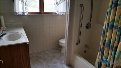 Main Floor - Full Bath