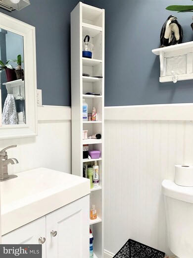 254 Roberts Cir, Norristown, PA 19401 - photo 2