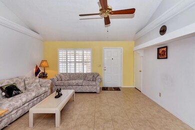 931 E Tonto Ln-large-003-013-Main Living
