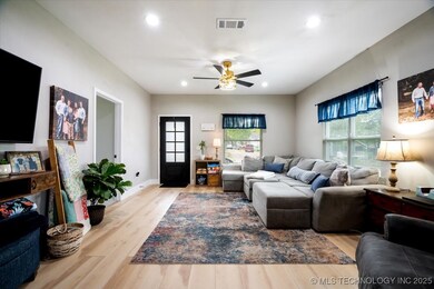 420 W 8th Ave, Bristow, OK 74010 - photo 5