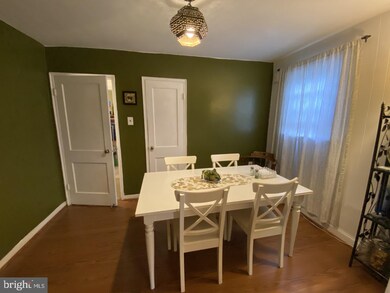 866 Bobwhite Ln, Secane, PA 19018 - photo 5