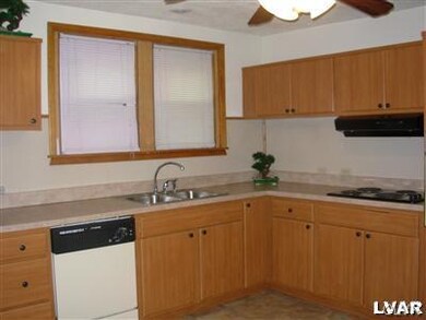 811 S 10th St, Allentown, PA 18103 - photo 5