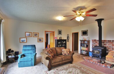 2Living Room pic 2