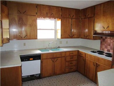Spacious kitchen with lots of cabinets