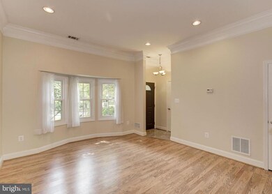 9816 Oakdale Woods Ct, Vienna, VA 22181 - photo 2
