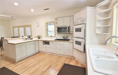 Plenty of cabinet space and a newer microwave.  Di