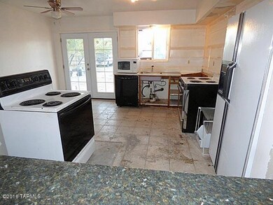 B-P1140693-4TH ST-kitchen 2 stoves